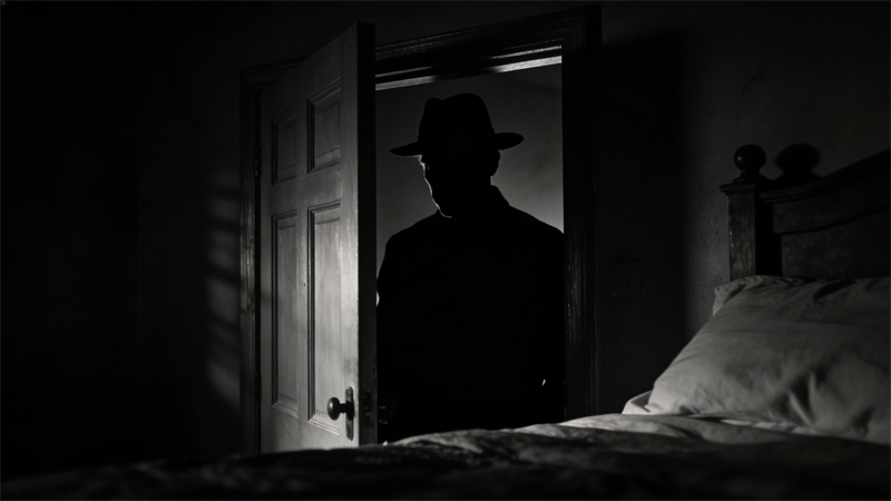 El Hombre del Sombrero suele observar desde la puerta de la habitación