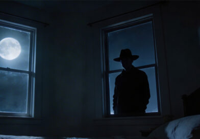 El Hombre del Sombrero o Hat Man mirando desde la ventana