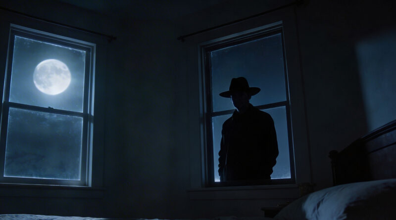 El Hombre del Sombrero o Hat Man mirando desde la ventana