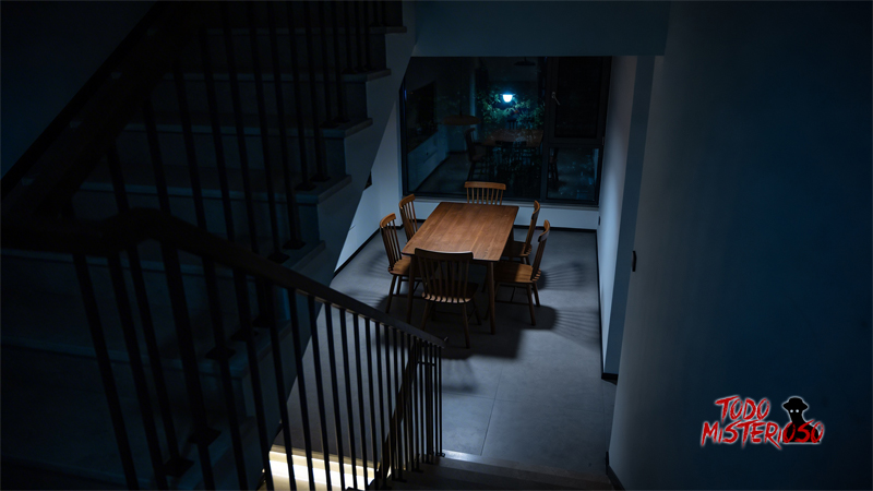 Un comedor con actividad paranormal. Imagen ilustrativa para la narración.
