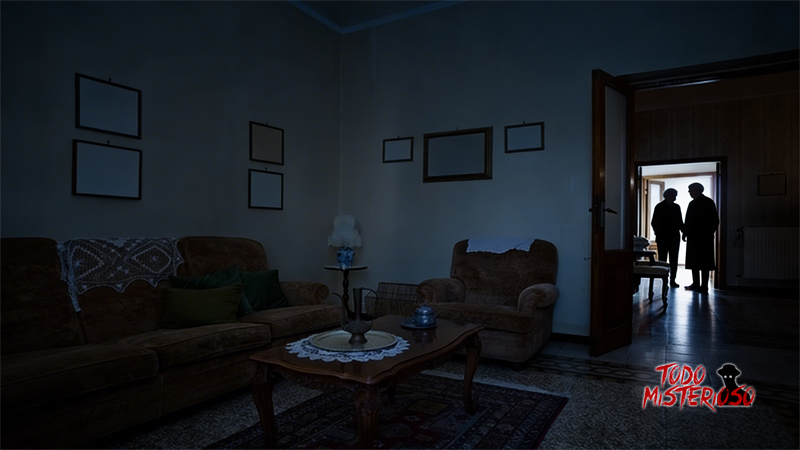 Dos sombras de ancianos en la noche, representando sus espíritus. Imagen ilustrativa