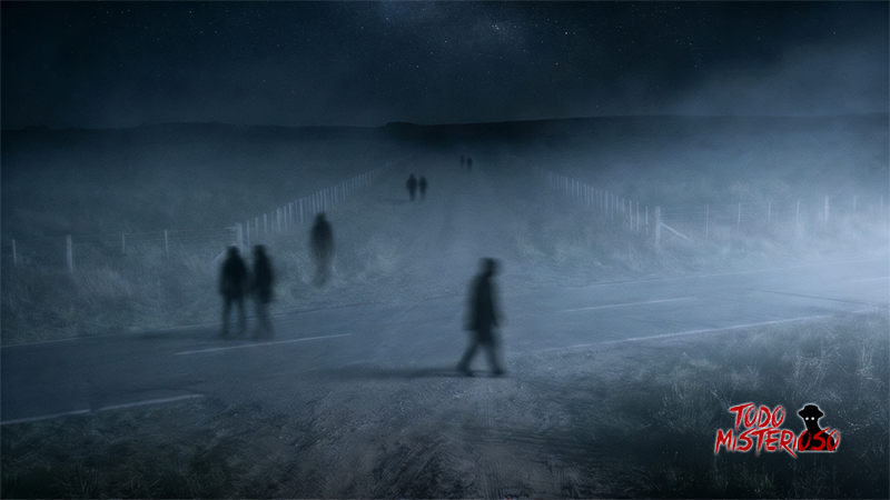 Cruce maldito con niebla y espíritus en forma de sombras. Imagen ilustrativa