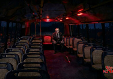 Anciano de traje sentado en el fondo de un colectivo, simulando ser el pasajero fantasma de la línea 96 en Buenos Aires. Imagen ilustrativa