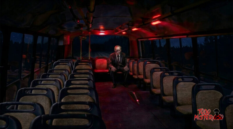 Anciano de traje sentado en el fondo de un colectivo, simulando ser el pasajero fantasma de la línea 96 en Buenos Aires. Imagen ilustrativa