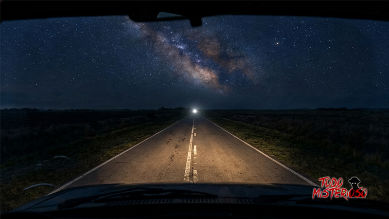 OVNI en forma de esfera de luz blanca en la ruta. Imagen ilustrativa