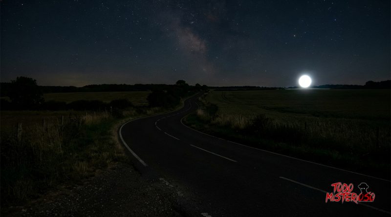 OVNI en forma de esfera de luz blanca en campo. Imagen ilustrativa