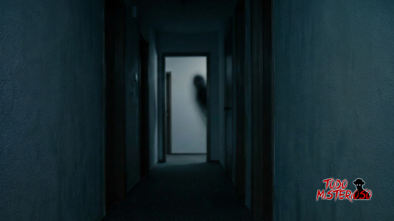 Fantasma o espíritu en forma de sombra oscura y visto de reojo en un pasillo. Imagen ilustrativa